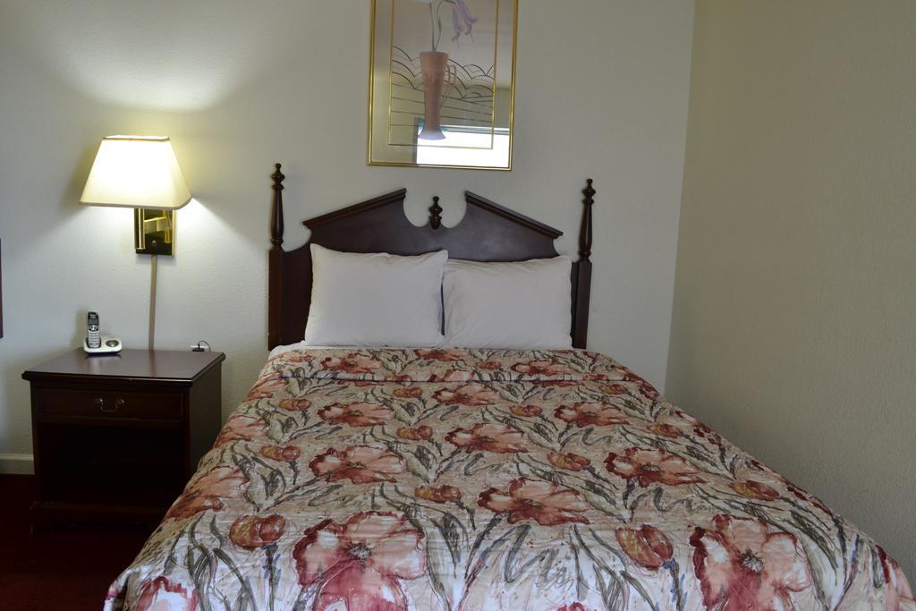 Budget Inn Кристиансбърг Екстериор снимка
