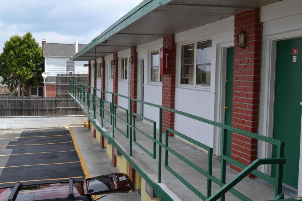 Budget Inn Кристиансбърг Екстериор снимка