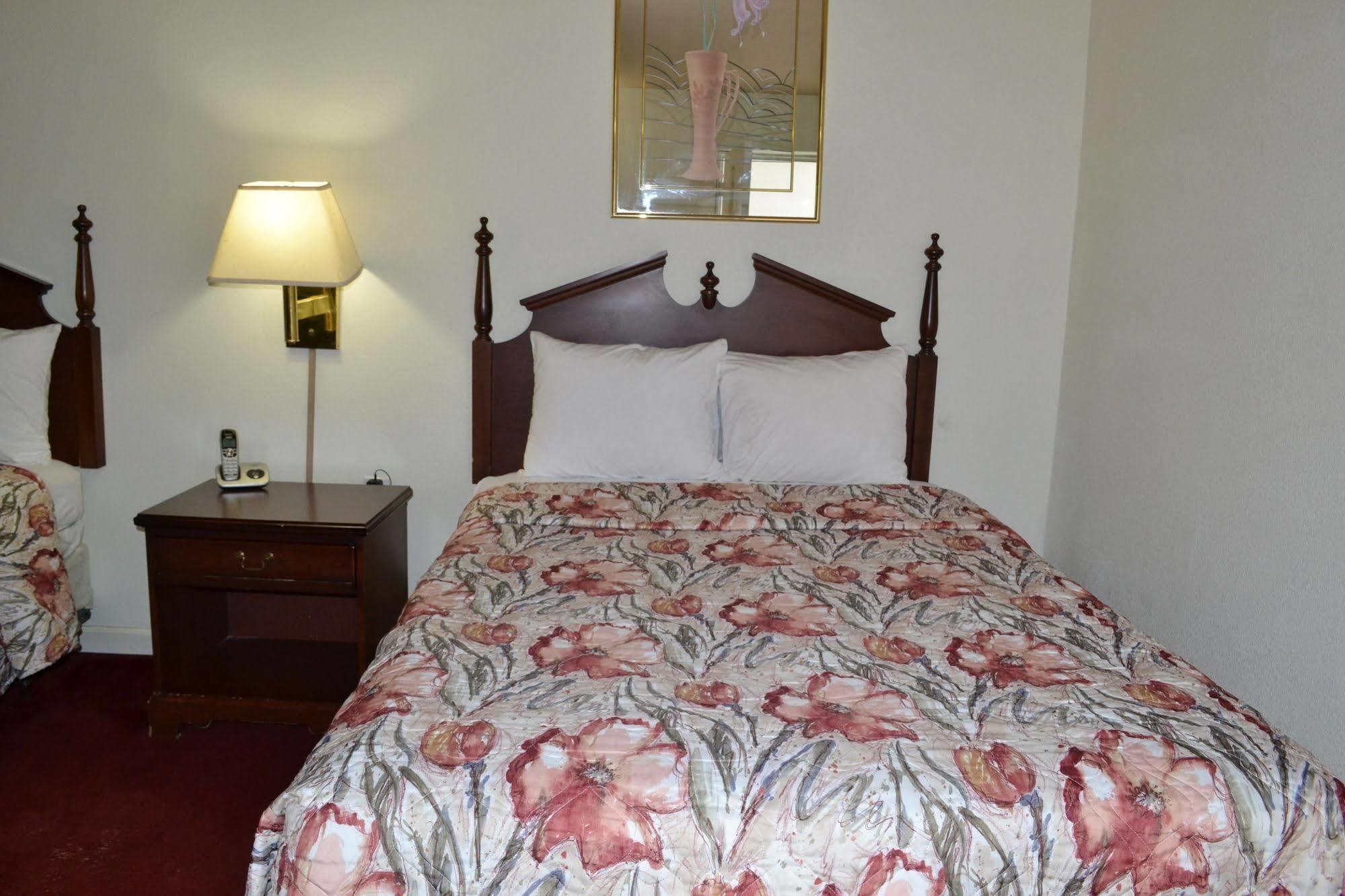 Budget Inn Кристиансбърг Екстериор снимка